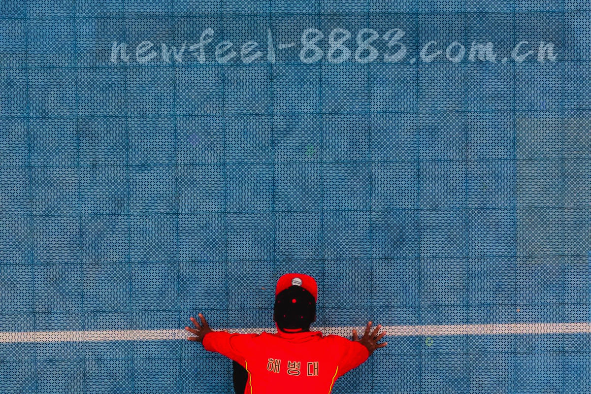 一条由暖金圆点连接的折线路径，起点为信封轮廓，终点为对勾轮廓，背景是暖纸色网格